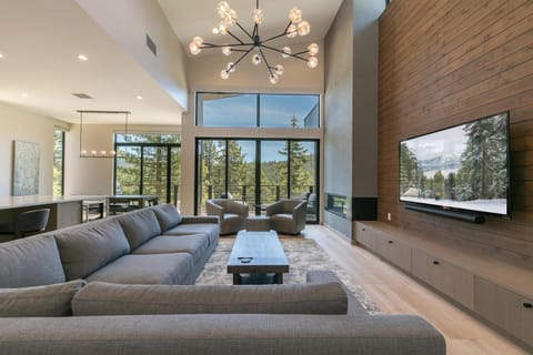 Larkspur Luxe at Northstar- 4 BR with Pool, Gym, Access - Walk to Village, Private Hot Tub House in Northstar Drive