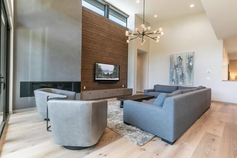 Larkspur Luxe at Northstar- 4 BR with Pool, Gym, Access - Walk to Village, Private Hot Tub House in Northstar Drive