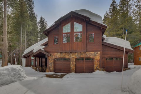 Majestic Woods at Tahoe Donner - High End Craftsman w Game Room, Hot Tub, Amenity Access House in Truckee
