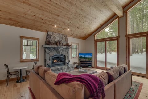 Majestic Woods at Tahoe Donner - High End Craftsman w Game Room, Hot Tub, Amenity Access House in Truckee