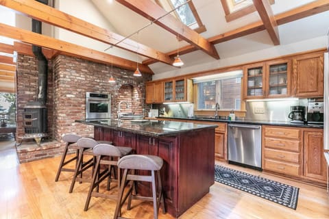 Lupine Lodge at Tahoe Park on the West Shore - Hot Tub, Beach Access, Near Ski Resorts! House in Tahoe City