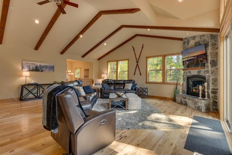 Paradise in the Pines - Luxury Home in Quite Neighborhood, Wooded Views, Short Drive to Skiing House in Cedar Flat