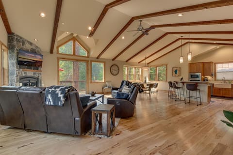 Paradise in the Pines - Luxury Home in Quite Neighborhood, Wooded Views, Short Drive to Skiing House in Cedar Flat