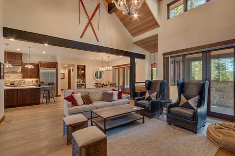 Sage Hen at Grays Crossing - Gorgeous 4BR 4BA Home w Private Hot Tub House in Truckee