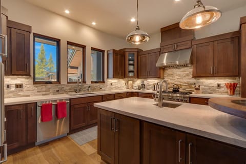 Sage Hen at Grays Crossing - Gorgeous 4BR 4BA Home w Private Hot Tub House in Truckee