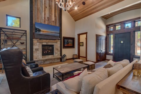 Sage Hen at Grays Crossing - Gorgeous 4BR 4BA Home w Private Hot Tub House in Truckee