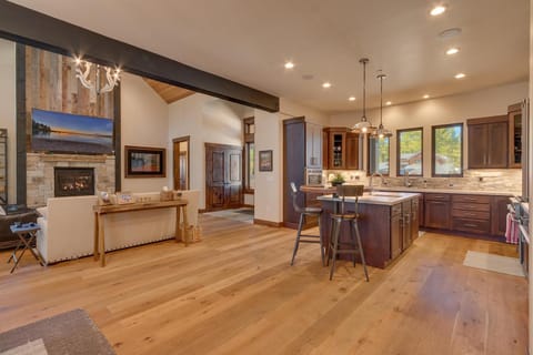 Sage Hen at Grays Crossing - Gorgeous 4BR 4BA Home w Private Hot Tub House in Truckee