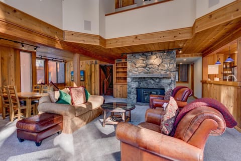 Snowbird Retreat at Northstar - Beautiful 4BR with Private Hot Tub, Free Ski Shuttle, HOA Amenities House in Northstar Drive