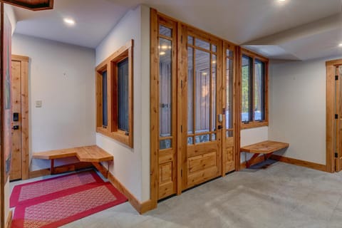 Snowbird Retreat at Northstar - Beautiful 4BR with Private Hot Tub, Free Ski Shuttle, HOA Amenities House in Northstar Drive