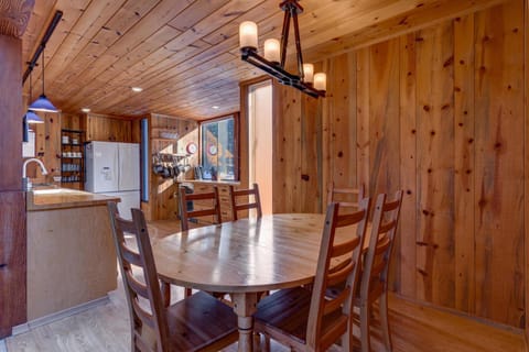Snowbird Retreat at Northstar - Beautiful 4BR with Private Hot Tub, Free Ski Shuttle, HOA Amenities House in Northstar Drive