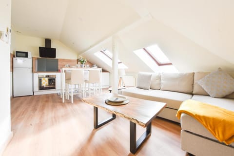 Kitchen or kitchenette, Living room, Seating area, Dining area