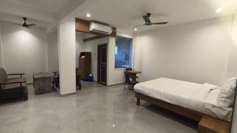 Bed, Living room, Seating area, air conditioner