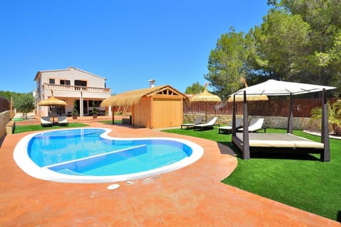 Property building, Patio, Facade/entrance, Spring, Off site, Day, Garden, Garden view, Pool view, Swimming pool, sunbed