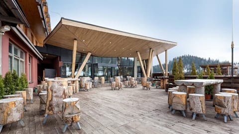 Patio, Restaurant/places to eat, Day, Banquet/Function facilities, Mountain view