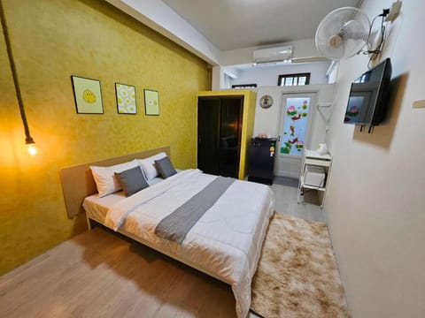 Bed, TV and multimedia, Photo of the whole room, Bedroom, fireplace, hair dresser, air conditioner