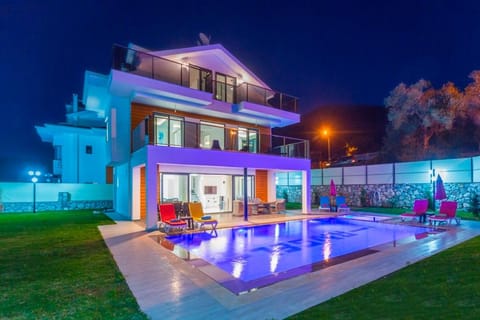 Property building, Garden, Garden view, Swimming pool, sunbed