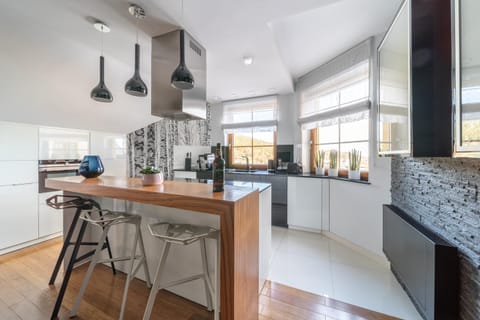 Kitchen or kitchenette, Dining area, dishwasher, minibar, stove