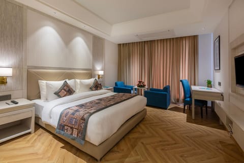 Bed, TV and multimedia, Photo of the whole room, Seating area, Bedroom
