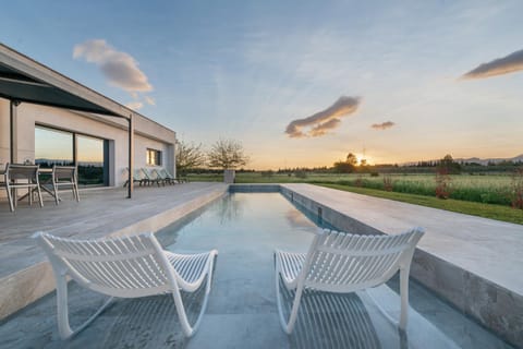 Swimming pool, sunbed