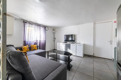 Property building, Communal lounge/ TV room, TV and multimedia, Living room, Seating area