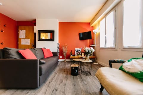 Bed, TV and multimedia, Living room, Seating area