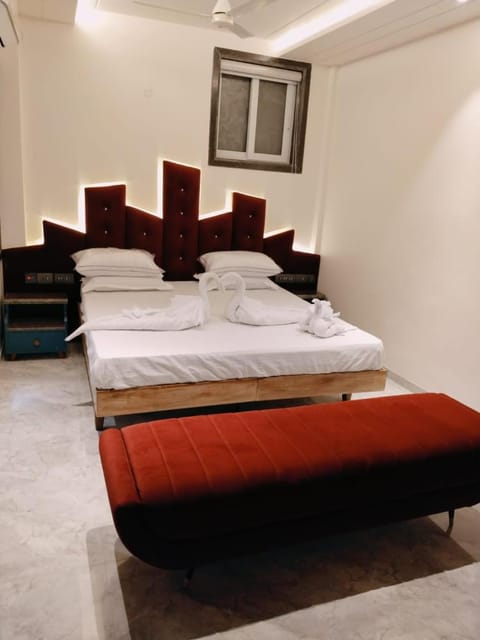 Bed, Photo of the whole room, Seating area, Bedroom