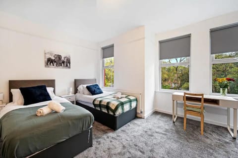 Bed, Other, Photo of the whole room, Seating area, Bedroom, towels