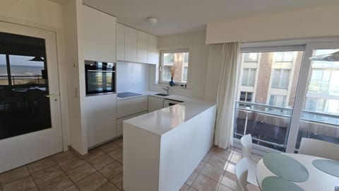 Kitchen or kitchenette, Dining area, stove