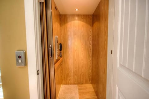 Luxury Townhouse w/ Golf Cart & Private Elevator Villa in Carolina Beach