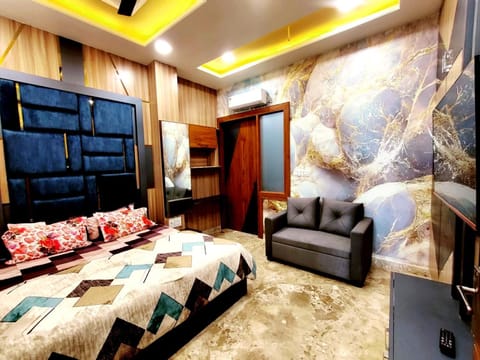 Bed, TV and multimedia, Photo of the whole room, Seating area, Bedroom, wardrobe