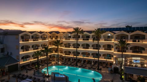 Property building, Pool view, Swimming pool, Sunrise, Sunset, sunbed