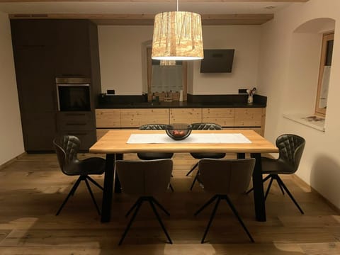 Kitchen or kitchenette, Dining area, stove