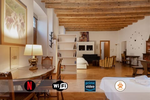 Communal lounge/ TV room, Bed, TV and multimedia, Living room, Photo of the whole room, Seating area, Evening entertainment, Bedroom
