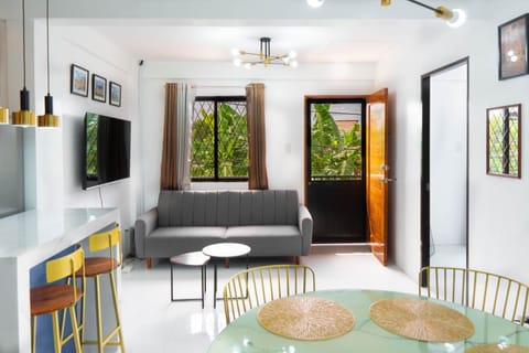Communal lounge/ TV room, TV and multimedia, Living room, Seating area, Evening entertainment