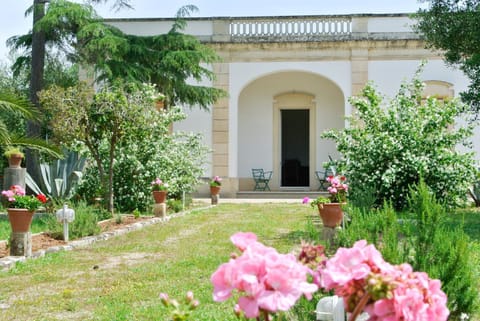 Property building, Facade/entrance, Natural landscape, Garden, View (from property/room), Decorative detail, Garden view, Seasons, Quiet street view, Inner courtyard view, Internal: Not applicable to any particular room