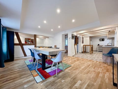 Kitchen or kitchenette, Living room, Seating area, Dining area