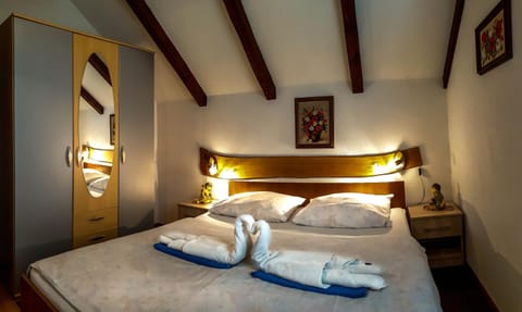 Bed, Photo of the whole room, Decorative detail, Bedroom