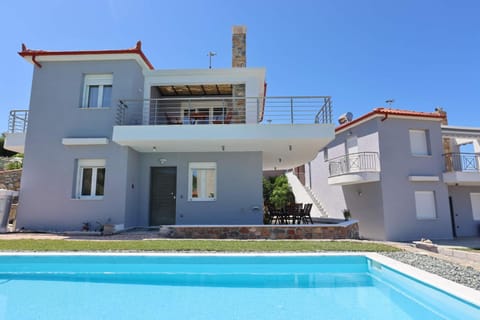 Property building, Day, Pool view, Swimming pool