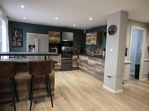 Kitchen or kitchenette, Lounge or bar
