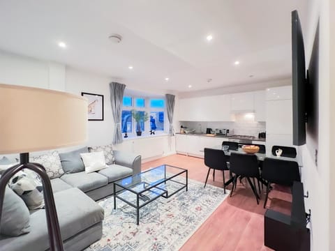 Communal lounge/ TV room, TV and multimedia, Kitchen or kitchenette, Living room, Dining area