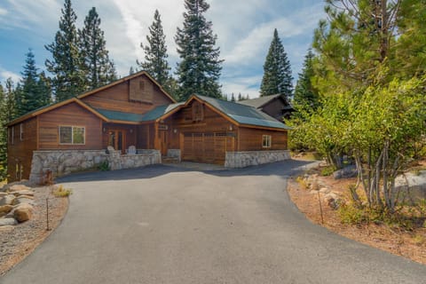 High Altitude at Tahoe Donner - Huge 4 BR with Private Hot Tub, Pool Table, Ping Pong, HOA Amenities House in Truckee