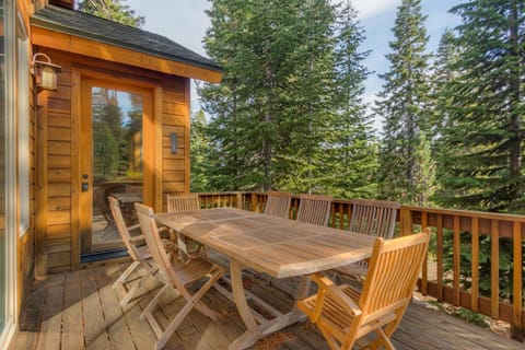 High Altitude at Tahoe Donner - Huge 4 BR with Private Hot Tub, Pool Table, Ping Pong, HOA Amenities House in Truckee