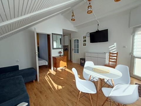 TV and multimedia, Kitchen or kitchenette, Living room, Seating area, Dining area