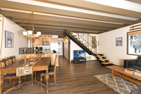 Pineland Chalet in Tahoe City - Classic Cabin Wood Fireplace Dog Friendly Cabin in Tahoe City