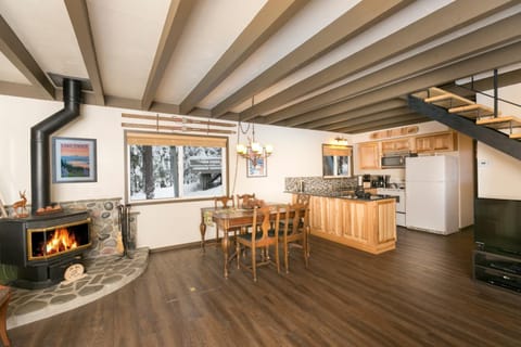 Pineland Chalet in Tahoe City - Classic Cabin Wood Fireplace Dog Friendly Cabin in Tahoe City