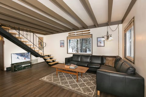 Pineland Chalet in Tahoe City - Classic Cabin Wood Fireplace Dog Friendly Cabin in Tahoe City