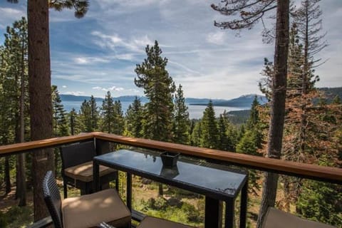Tahoe Point of View - Amazing Lake Views at this 4BR w Hot Tub, Sauna, Near Skiing House in Tahoe City