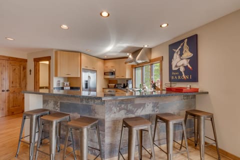 Tahoe Point of View - Amazing Lake Views at this 4BR w Hot Tub, Sauna, Near Skiing House in Tahoe City