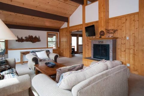 Valley View at Palisades -4 BR w Mountain Views, Pet-Friendly, and Close to Village House in Palisades Tahoe (Olympic Valley)