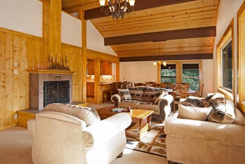 Valley View at Palisades -4 BR w Mountain Views, Pet-Friendly, and Close to Village House in Palisades Tahoe (Olympic Valley)